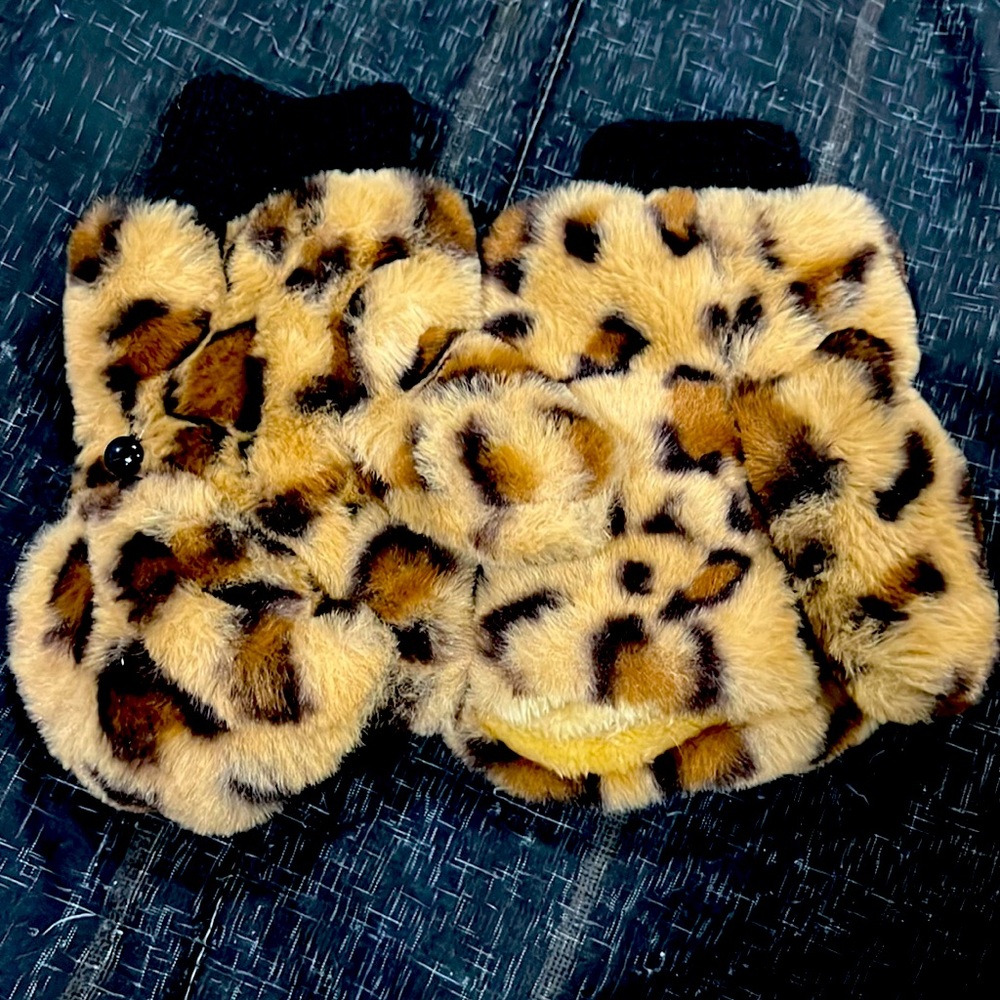 Pair of beautiful leopard gloves .. interchangeable for mittens or fingers out